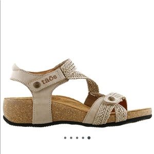 Taos Trulie sandals size 9.5 EUC!